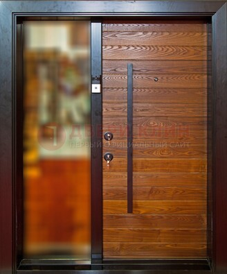 Коричневая входная дверь c МДФ панелью и стеклом ЧД-38 в частный дом в Дубне