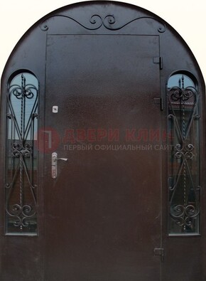 Арочная дверь со стеклом и ковкой ДА-16 под старину в Дубне