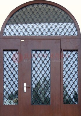 Крепкая стальная арочная дверь со стеклом и ковкой ДА-21 в Дубне