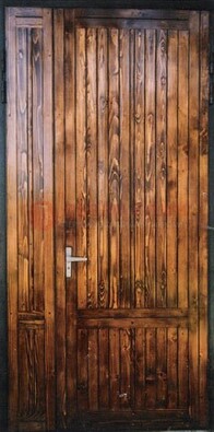 Коричневая металлическая дверь с евровагонкой ДЕ-10 в Дубне