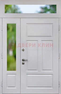 Белая полуторная железная дверь со стеклом и фрамугами ДФГ-10 в Дубне