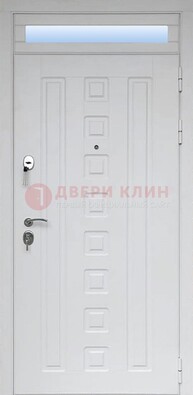 Белая металлическая дверь с фрамугой для коттеджа ДФГ-21 в Дубне
