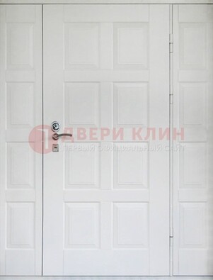 Белая входная дверь для коттеджа с МДФ ДМ-536 в Дубне