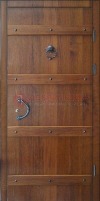 Коричневая металлическая дверь с массивом дуба с ковкой ДМД-36 в Дубне