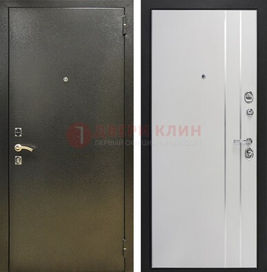 Железная темная дверь с порошковым покрытием и белая МДФ с молдингами  ДП-296 в Дубне
