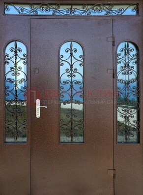 Железная парадная дверь со стеклом и ковкой ДПР-16 для общественных зданий в Дубне