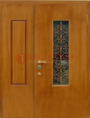 Парадная дверь со вставками из стекла и ковки ДПР-20 в холл в Дубне