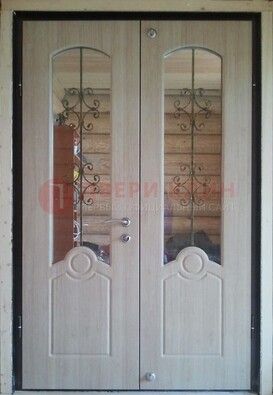 Парадная дверь со стеклянными вставками и ковкой ДПР-23 в деревянный дом в Дубне