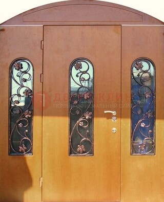 Парадная дверь со стеклянными вставками и ковкой ДПР-28 в общественное здание в Дубне
