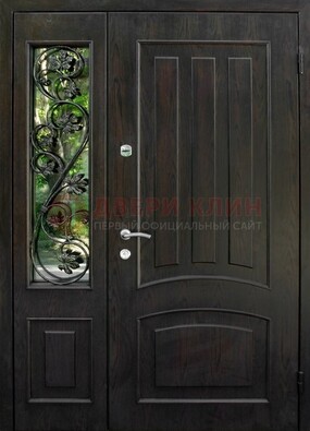 Парадная дверь со стеклянными вставками и ковкой ДПР-31 в кирпичный дом в Дубне