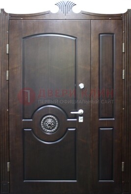 Коричневая парадная дверь с украшением ДПР-52 с утеплением в Перми