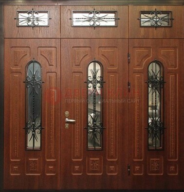 Парадная дверь с металлическими вставками и ковкой ДПР-72 в дом в Дубне