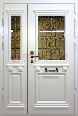 Белая парадная металлическая дверь со стеклом и ковкой ДПР-83 в Дубне