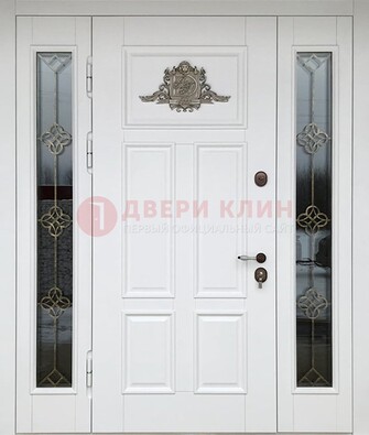Белая входная парадная дверь со стеклом и ковкой ДПР-92 в Серпухове