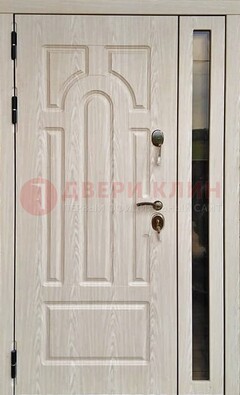 Белая металлическая дверь со стеклом ДС-68 в Дубне
