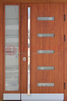 Коричневая металлическая дверь со стеклом ДС-72 в Дубне
