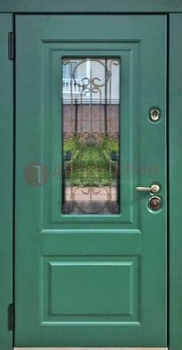 Зеленая металлическая дверь со стеклом и ковкой ДСК-113 в Дубне