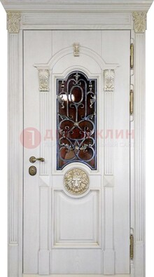 Белая железная дверь со стеклом и ковкой для кирпичного дома ДСК-155 в Дубне