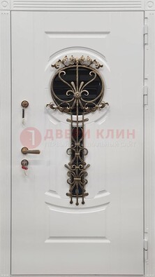 Светлая наружная дверь со стеклом и ковкой ДСК-158 в Тольятти