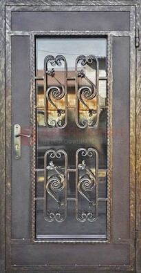 Коричневая наружная дверь порошок со стеклом и ковкой ДСК-160 в Воронеже