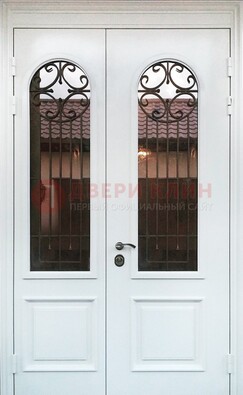 Белая стальная дверь стекло с ковкой и филенкой ДСК-201 в Дубне