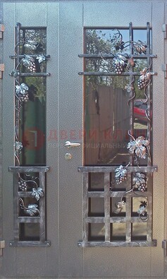Распашная уличная дверь Порошок со стеклом и ковкой ДСК-221 в Дубне