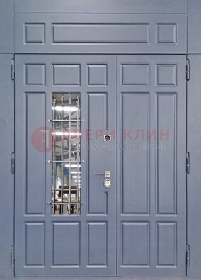 Серая двухстворчатая дверь Винорит со стеклом и ковкой ДСК-234 RAL 7024 в Дубне