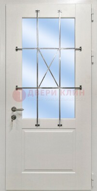 Белая простая железная дверь Винорит со стеклом и ковкой ДСК-257 в Дубне