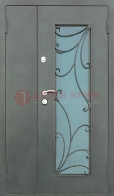 Двухстворчатая железная дверь со стеклом и ковкой ДСК-40 в Дубне