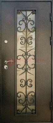 Входная дверь Дверь со стеклом и ковкой черного цвета ДСК-76 для веранды в Дубне