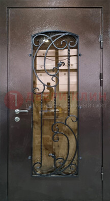 Металлическая дверь со стеклом и ковкой ДСК-95 для магазина в Химках