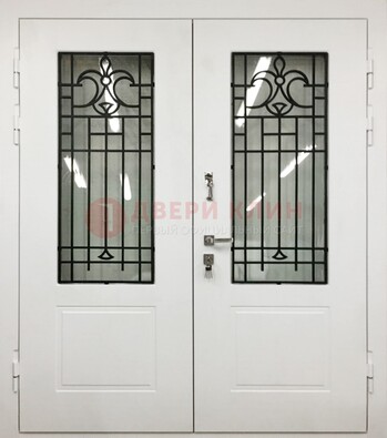 Белая двухстворчатая уличная дверь Винорит со стеклом ДСТ-4 в Дубне