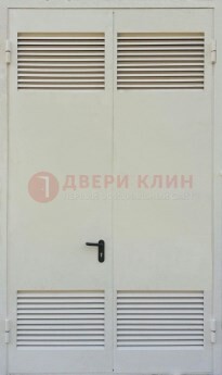Белая металлическая техническая дверь с вентиляционной решеткой ДТ-6 в Дубне