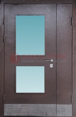 Коричневая тамбурная дверь со стеклянными вставками ДТМ-21 в Дубне