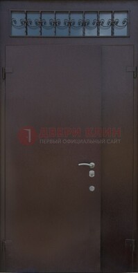 Коричневая тамбурная дверь со стеклянными вставками и ковкой ДТМ-39 в Дубне