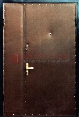 Коричневая тамбурная дверь с оформлением ДТМ-40 в Дубне