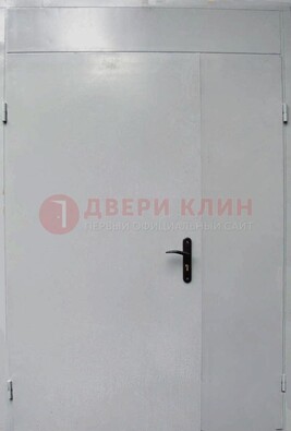 Белая металлическая тамбурная дверь ДТМ-5 в Куровском