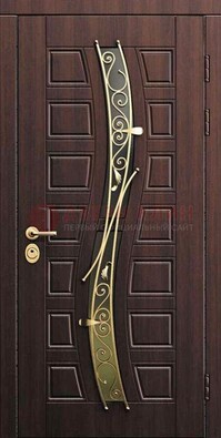 Уличная темная филенчатая дверь с виноритом и ковкой ДВТ-142 в Дубне
