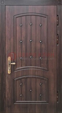 Коричневая уличная дверь с виноритом для дома ДВТ-235 в Дубне