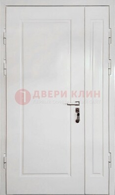 Полуторная металлическая дверь с МДФ в белом цвете ПЛ-24 в Дубне