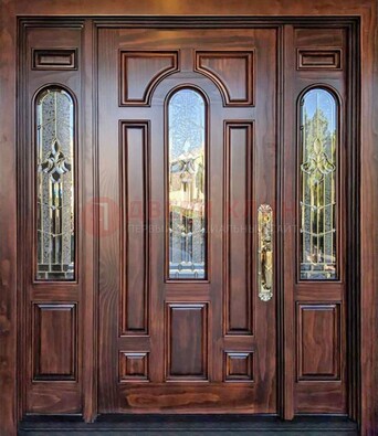 Железная классическая дверь с массивом дуба и витражом ВЖ-18 в Дубне