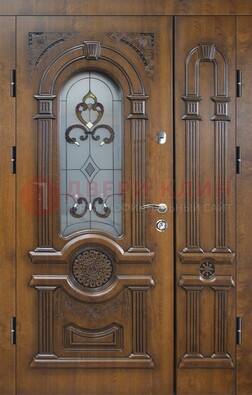 Коричневая двухстворчатая железная дверь с МДФ и витражом ВЖ-32 в Дубне