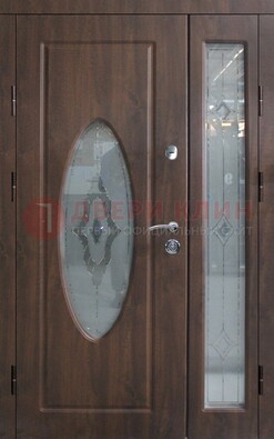 Коричневая двухстворчатая железная дверь с МДФ и витражом ВЖ-33 в Дубне